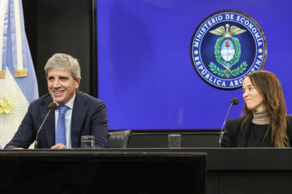 Gobierno propone régimen para formalizar dólares ocultos de funcionarios