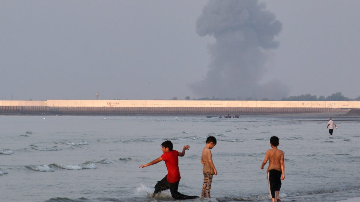 Petróleo supera los 100 dólares por bloqueos en el Golfo Pérsico y amenazas de Trump.