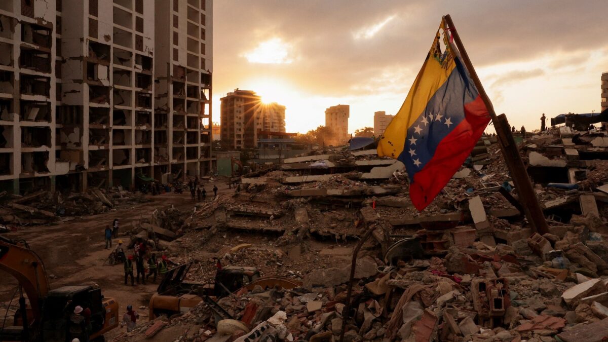 Empiezan a demoler con dinamita los edificios dañados por los terremotos en Venezuela
