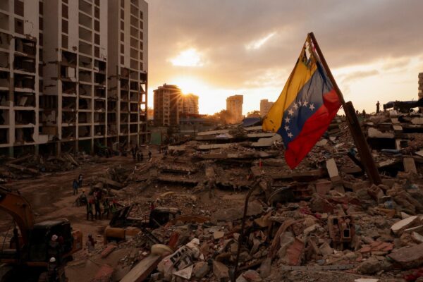 Empiezan a demoler con dinamita los edificios dañados por los terremotos en Venezuela