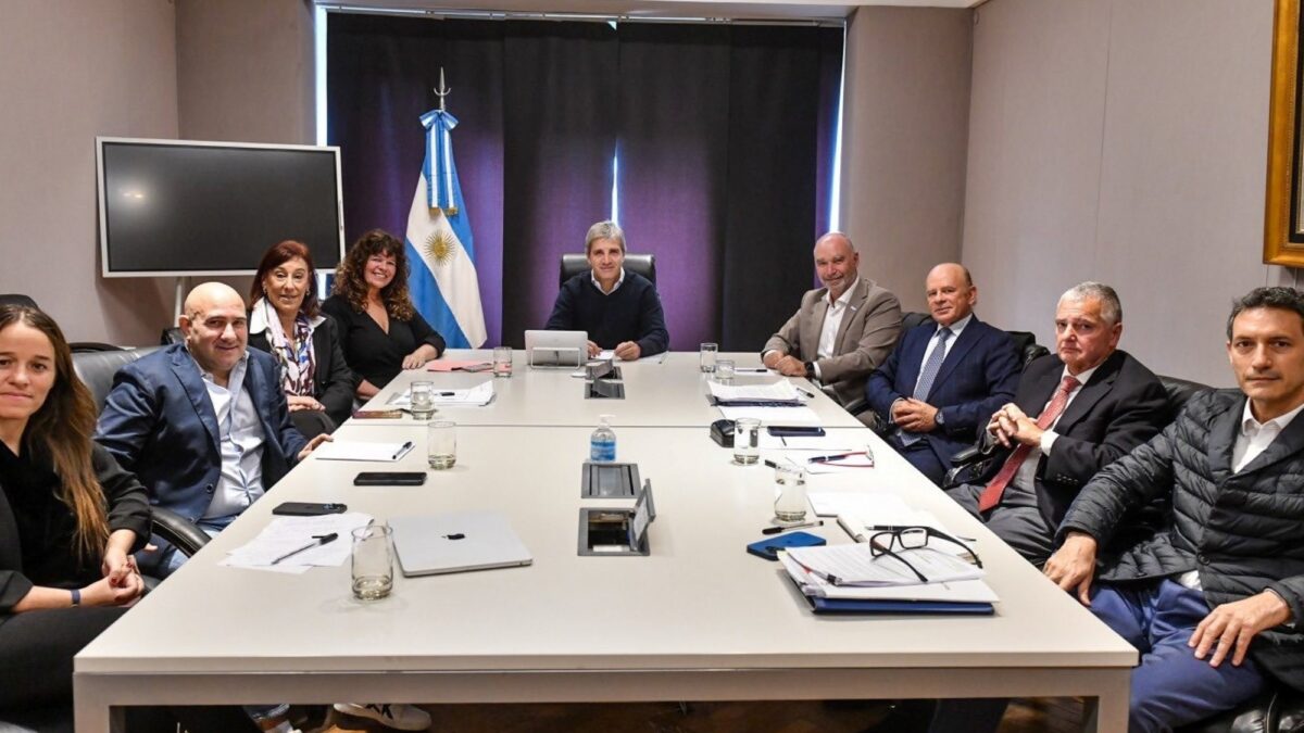 Caputo se reúne con contadores por posponer pago de Ganancias