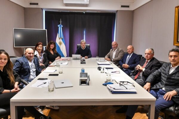 Caputo se reúne con contadores por posponer pago de Ganancias