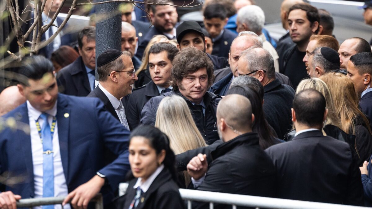 Milei asiste a conmemoración de atentado AMIA, celebrada un día antes por Shabat