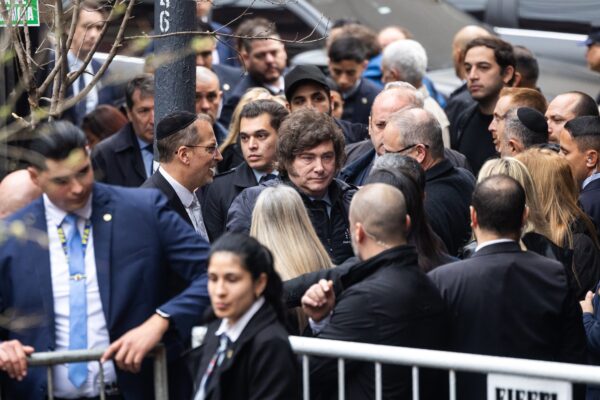 Milei asiste a conmemoración de atentado AMIA, celebrada un día antes por Shabat