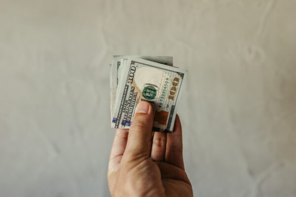 Suba del dólar impulsó depósitos en junio, pero frenó créditos en moneda extranjera