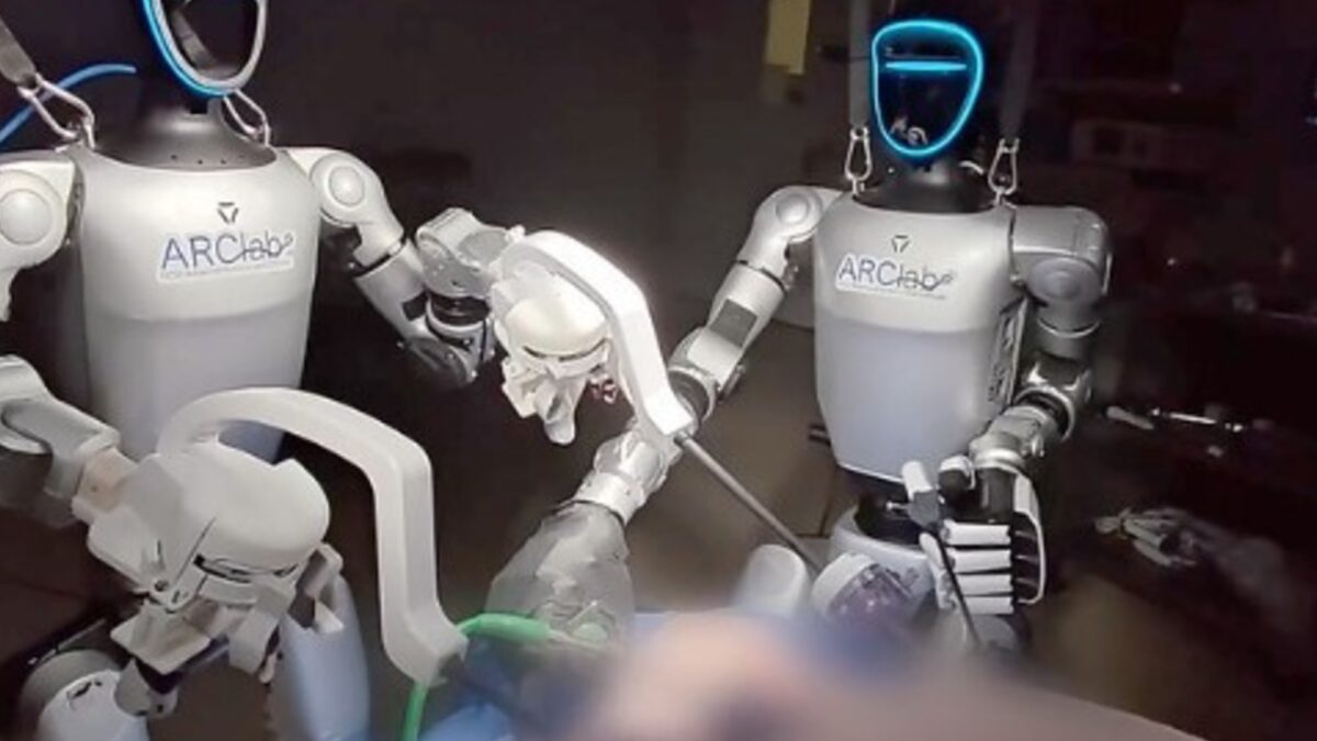 Robots humanoides operaron a cerdos por primera vez en la historia