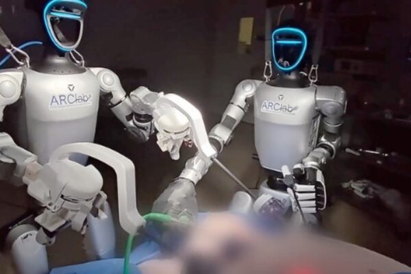 Robots humanoides operaron a cerdos por primera vez en la historia