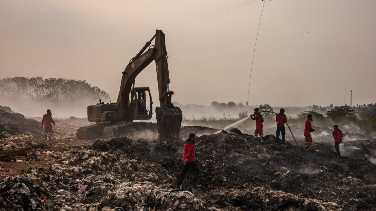 Incendio en vertedero de Indonesia: humos tóxicos destruyen vecindarios y exponen vulnerabilidades de la gestión de residuos