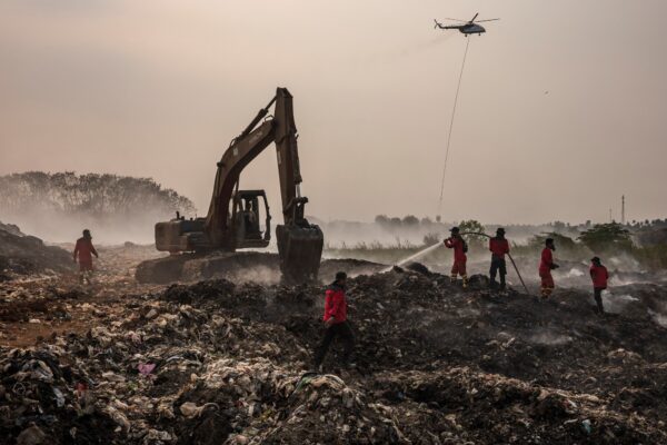 Incendio en vertedero de Indonesia: humos tóxicos destruyen vecindarios y exponen vulnerabilidades de la gestión de residuos