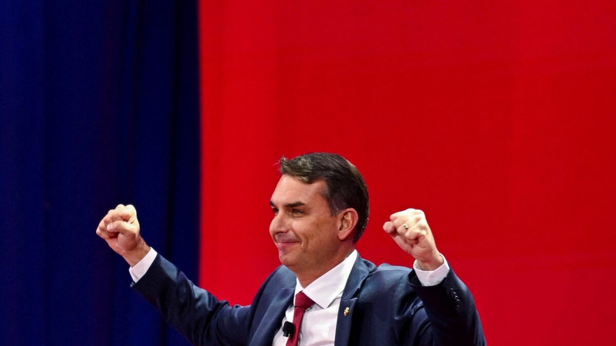 Flávio Bolsonaro pide disculpas y unidad en derecha brasileña