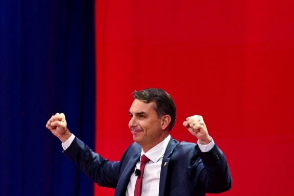 Flávio Bolsonaro pide disculpas y unidad en derecha brasileña