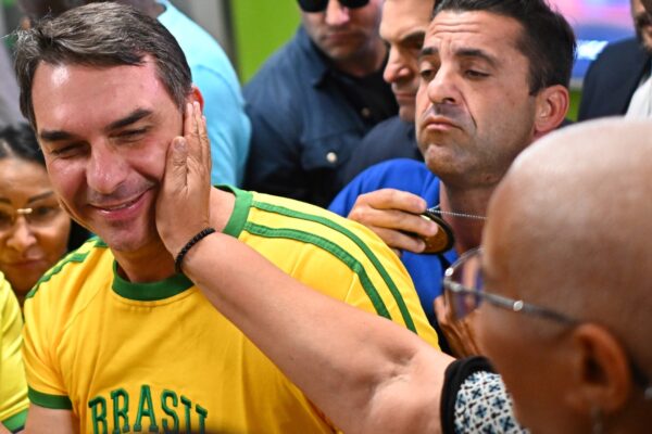 Brasil: Tribunal prohíbe visitas de Flávio Bolsonaro a su padre hasta octubre