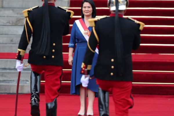Keiko Fujimori publicó una foto con un argentino en su primer día como presidenta del Perú.