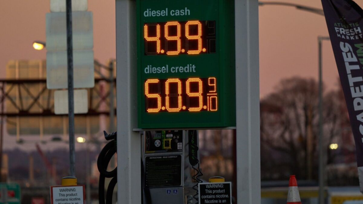 Precios de gasolina en EE.UU. hunden confianza de consumidores