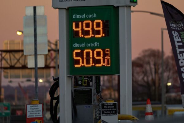 Precios de gasolina en EE.UU. hunden confianza de consumidores