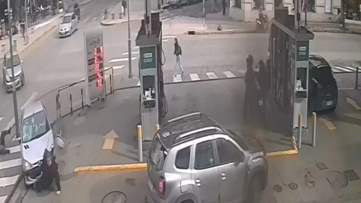 Chocó, atropelló a dos peatones y quedó detenida por falsa licencia: el video del accidente