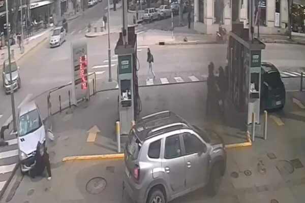 Chocó, atropelló a dos peatones y quedó detenida por falsa licencia: el video del accidente