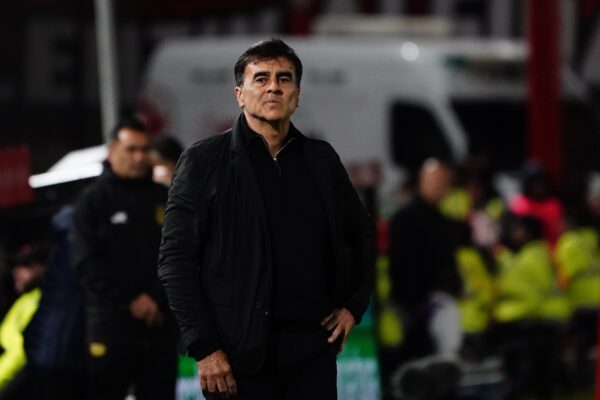 Gustavo Quinteros se preocupa por el mercado de Independiente: "Ojalá que los dirigentes lo puedan solucionar"