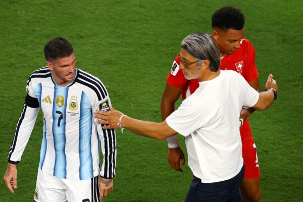 DT de Suiza se enojó con roja a Embolo y reconoció no conocer la regla