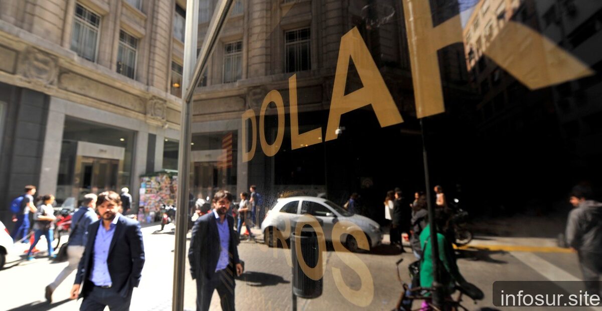 Dólar blue cierra a $1545: sube un 2% en julio y un 18% en el año