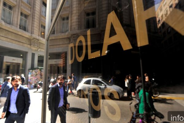 Dólar blue cierra a $1545: sube un 2% en julio y un 18% en el año