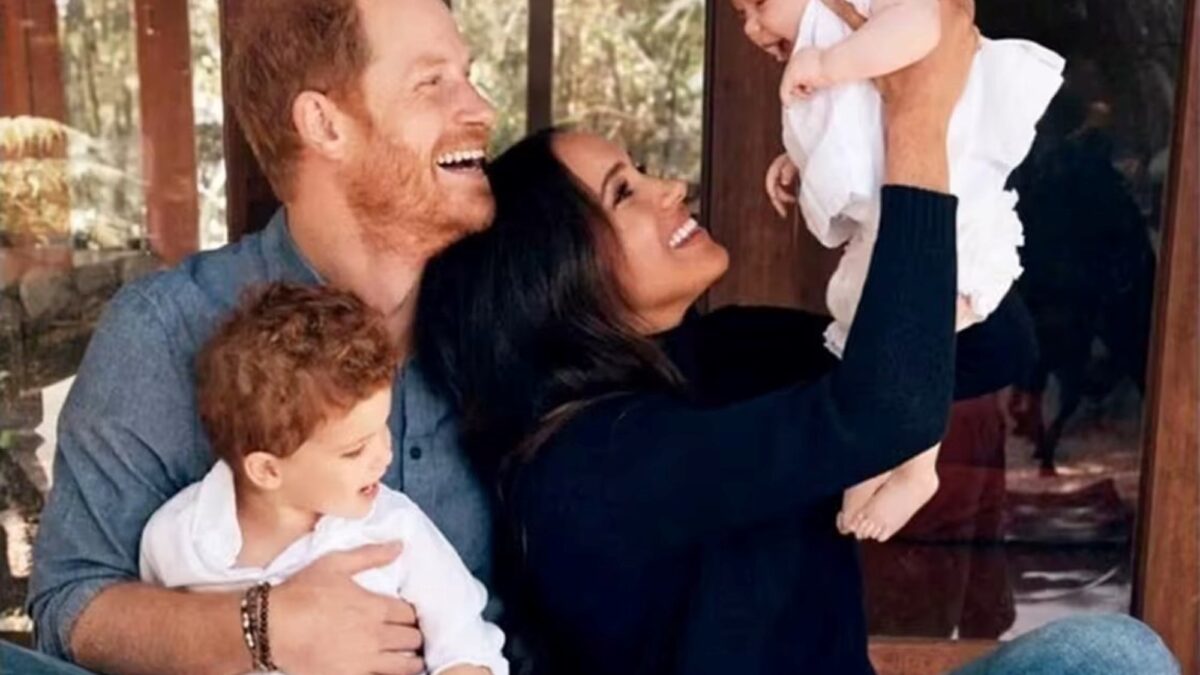 Meghan y sus hijos llegan al Reino Unido para un encuentro con el rey