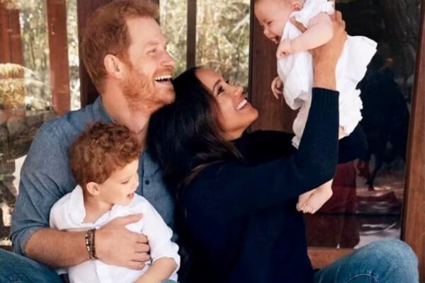 Meghan y sus hijos llegan al Reino Unido para un encuentro con el rey