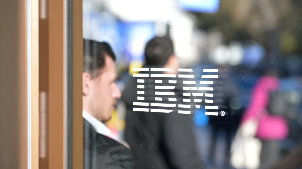 Acciones de IBM caen 25% en Wall Street, superando el «Lunes Negro»