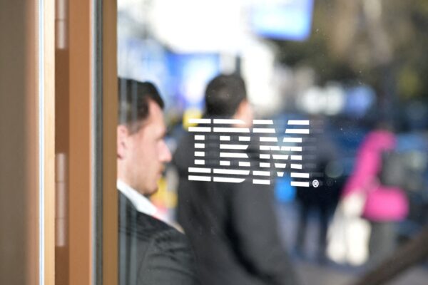 Acciones de IBM caen 25% en Wall Street, superando el "Lunes Negro"