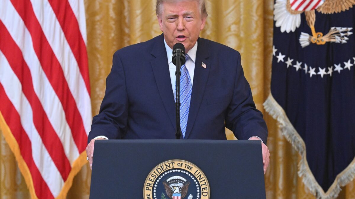Trump anuncia desclasificación de informes sobre vulnerabilidades electorales y cuestiona a China