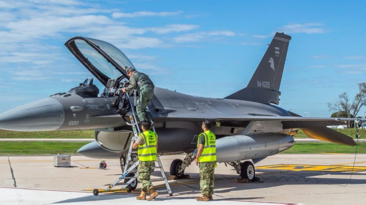 F16 vuelan solos, pero el personal militar se va al mercado privado.
