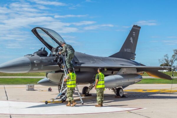 F16 vuelan solos, pero el personal militar se va al mercado privado.