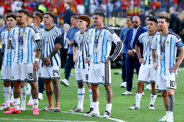 Jugadores argentinos regresan a casa tras Mundial 2026