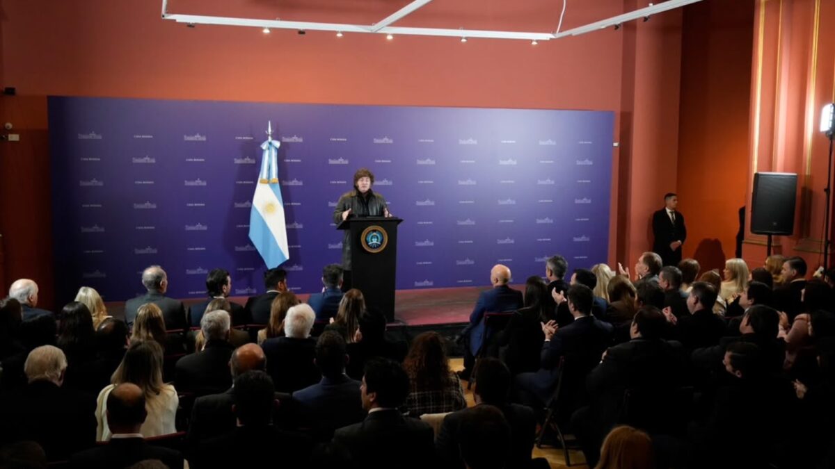 Milei vuelve a reunir a diputados y senadores de LLA con la apuesta de apurar los cambios en el Banco Central