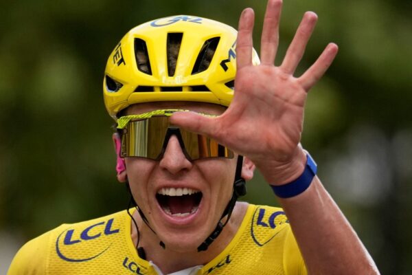 Pogacar se convierte en el más joven de los cinco campeones del Tour