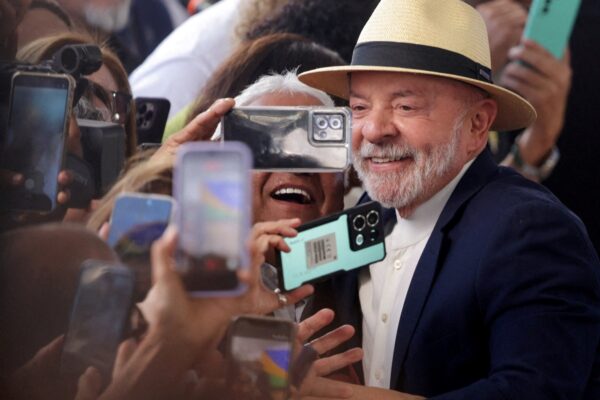 Brasil avanza en la carrera presidencial con Lula por delante de Flávio Bolsonaro en encuestas.
