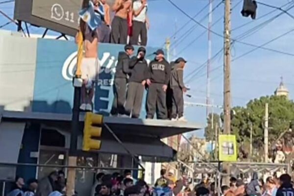Hombre muere en festejos de la Selección tras recibir pedrada en pelea