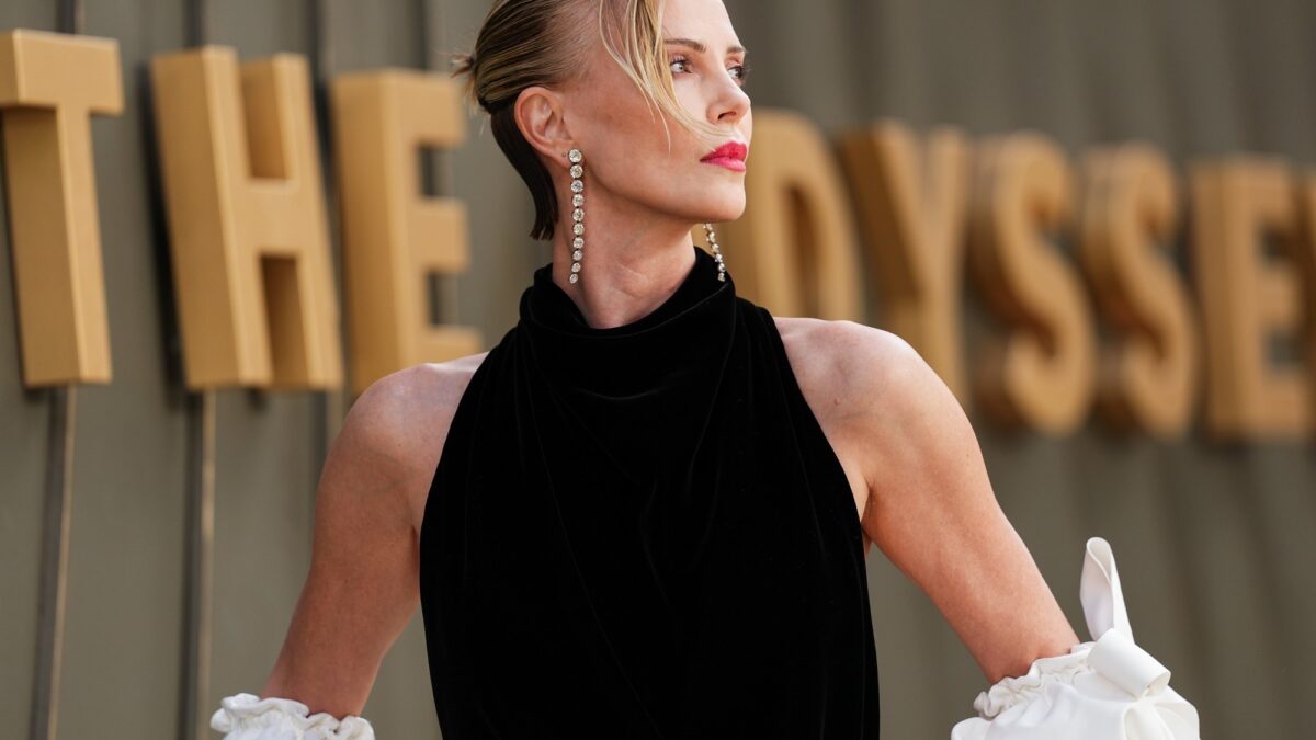 Charlize Theron sorprendió con selfie sensual en estreno de su película