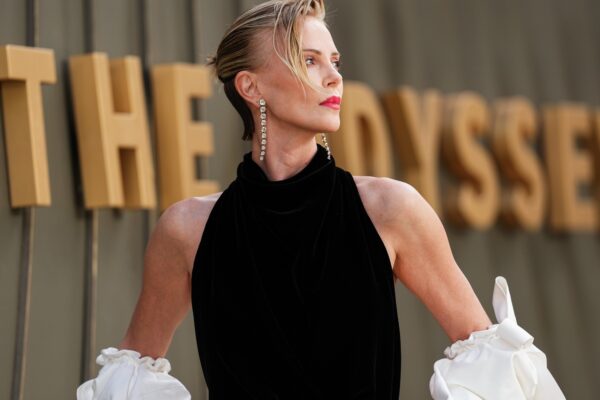 Charlize Theron sorprendió con selfie sensual en estreno de su película