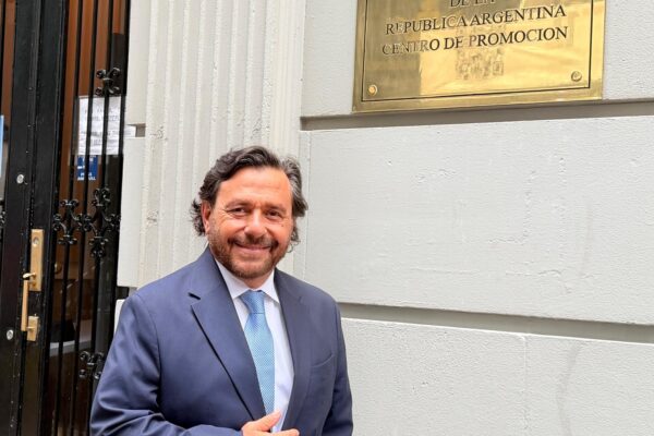Nueva encuesta: 10 gobernadores locales enfrentan más rechazo que apoyo