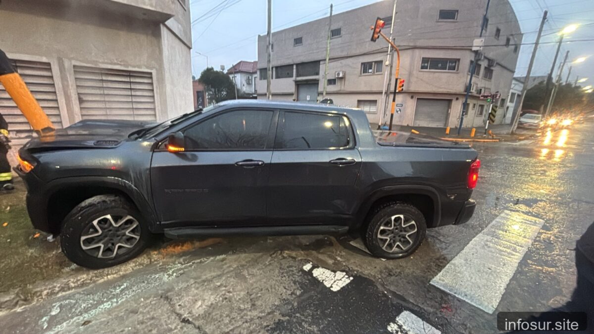 Avellaneda: seis menores detenidos tras choque contra semáforo en fuga tras robo