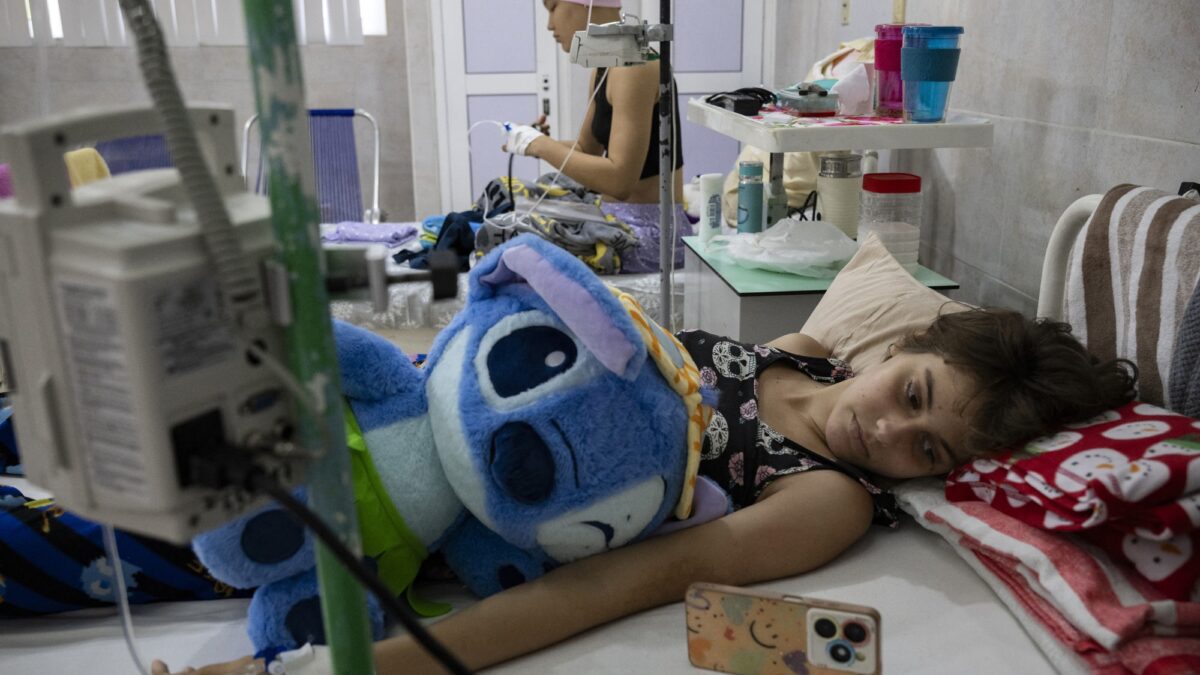 Equipos rotos y médicos exhaustos: el sistema de salud de Cuba está al borde del colapso