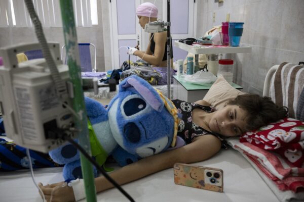 Equipos rotos y médicos exhaustos: el sistema de salud de Cuba está al borde del colapso