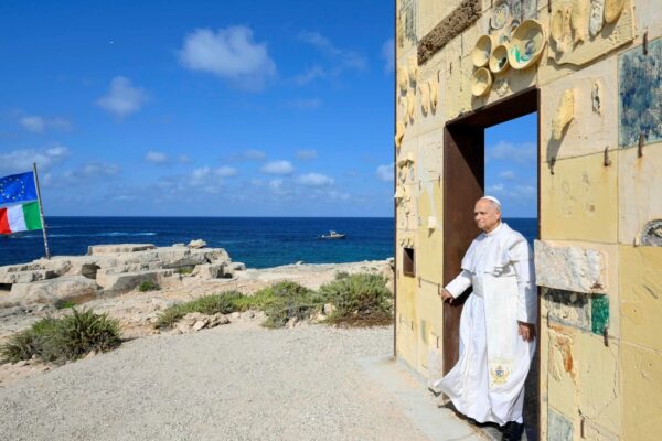 Papa León XIV rechaza políticas migratorias de EE.UU. y exige protección a migrantes