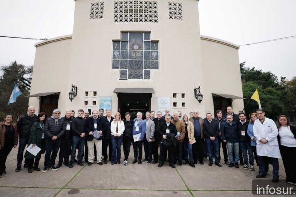 Kicillof se reunió con Iglesia e intendentes en Almirante Brown