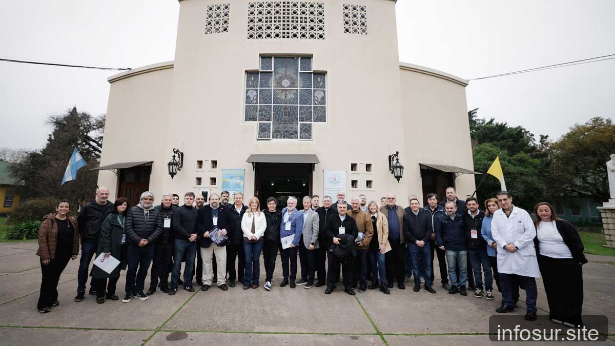Kicillof se reunió con Iglesia e intendentes en Almirante Brown