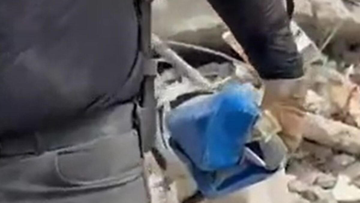 La indignación de los rescatistas en Venezuela al descubrir a un policía que se robaba dólares de los escombros