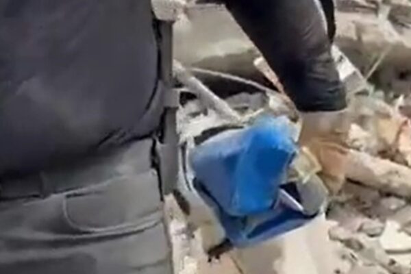 La indignación de los rescatistas en Venezuela al descubrir a un policía que se robaba dólares de los escombros