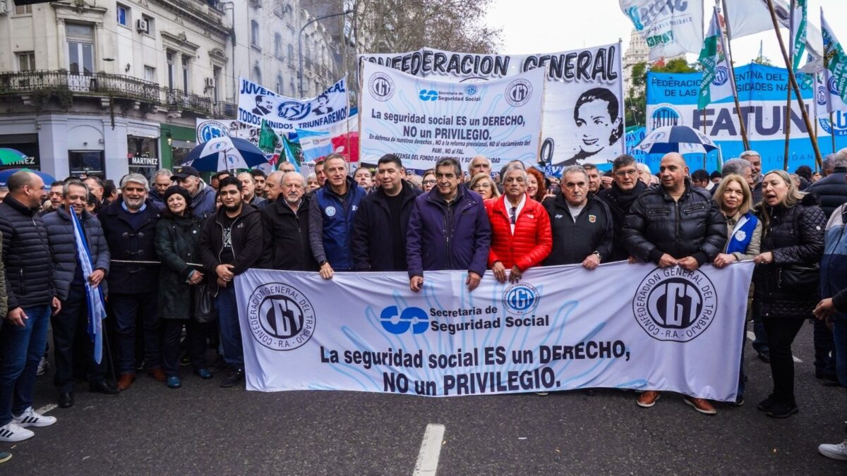 Jubilados y centrales obreras marchan en rechazo a ajustes de Milei