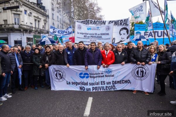 Jubilados y centrales obreras marchan en rechazo a ajustes de Milei